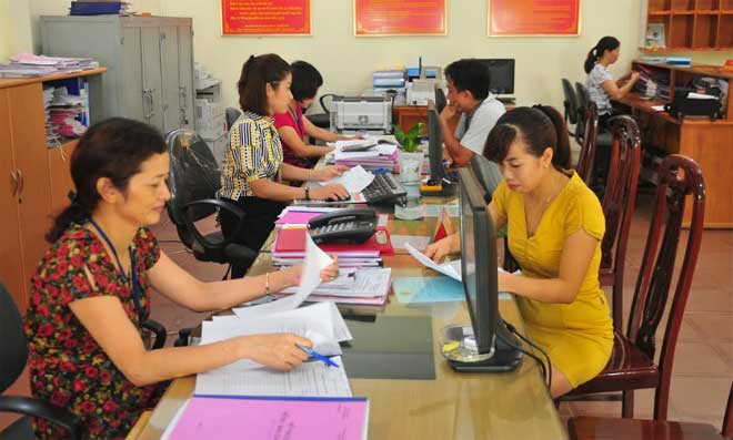 Bộ phận một cửa Chi cục Thuế huyện Trấn Yên hướng dẫn người nộp thuế các thủ tục thuế.