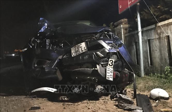 Vụ tai nạn xảy ra giữa ô tô bán tải và nhiều xe máy tại xã Hòa Hiệp Nam, huyện Đông Hòa, tỉnh Phú Yên đã khiến 7 người thương vong.
