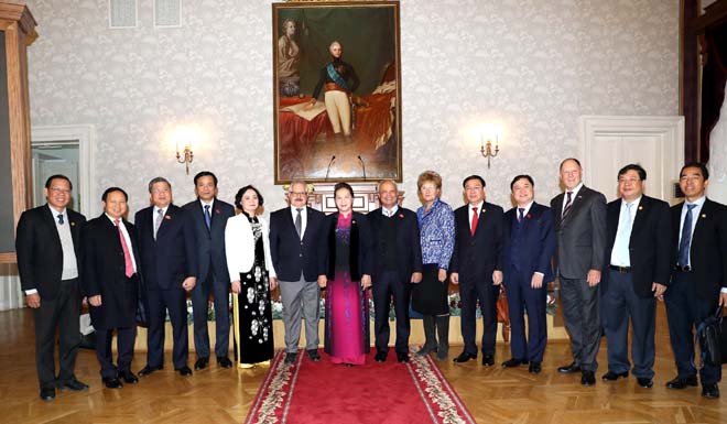 Chủ tịch Quốc hội Nguyễn Thị Kim Ngân cùng các thành viên Đoàn đại biểu cấp cao Việt Nam chụp ảnh chung với Ban lãnh đạo trường Đại học Tổng hợp Kazan.