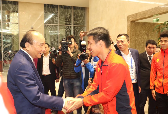 Thủ tướng chúc mừng các cầu thủ bóng đá Việt Nam.
