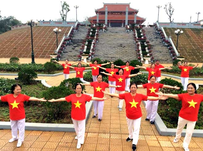 Thành viên Câu lạc bộ “Sức khỏe ngoài trời” thành phố Yên Bái tham gia luyện tập thể dục, thể thao.
