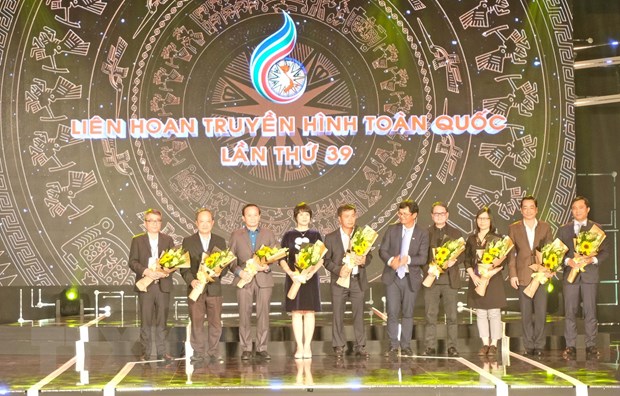 Đại diện Ban tổ chức Liên hoan tặng hoa Ban giám khảo.