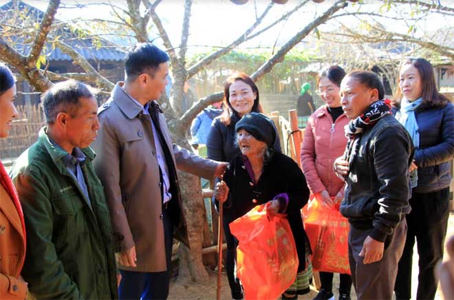 Đồng chí Dương Văn Tiến – Phó Chủ tịch UBND tỉnh thăm, tặng quà nhân dân sinh sống tại chòm Cu Vai, thôn Háng Xê, xã Xà Hồ.