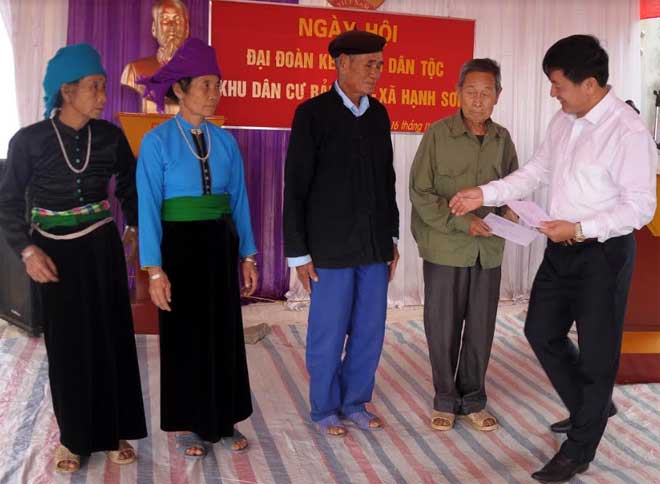 Đồng chí Giàng A Tông - Chủ tịch Ủy ban Mặt trận Tổ quốc Việt Nam tỉnh tặng quà, biểu dương các hộ đạt tiêu chuẩn Gia đình văn hóa tiêu biểu của thôn Bản Tào nhân Ngày hội Đại đoàn kết toàn dân tộc năm 2019.