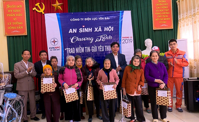 Đồng chí Nguyễn Hữu Nghị - Phó Giám đốc Công ty Điện lực Yên Bái tặng quà cho các đối tượng tại Trung tâm