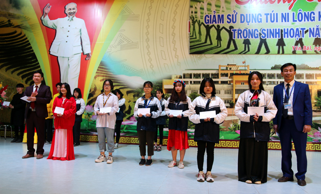 Lãnh đạo Trường THPT Chuyên Nguyễn Tất Thành và Quỹ Bảo vệ môi trường tỉnh trao giải nhất, nhì cho các em học sinh đạt giải trong 2 phần thi văn nghệ và vẽ tranh.