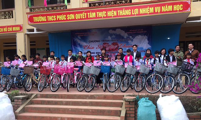 Đại diện Trường THPT Thượng Cát, quận Bắc Từ Liêm, thành phố Hà Nội trao 21 xe đạp cho các em học sinh Trường THCS xã Phúc Sơn, huyện Văn Chấn.
