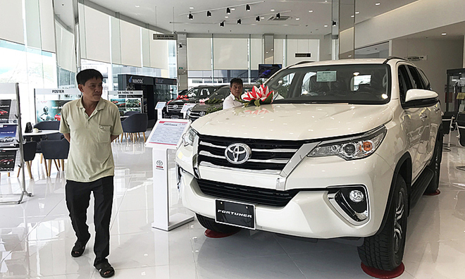 Khách tham khảo mua xe tại một đại lý Toyota ở quận Bình Thạnh.