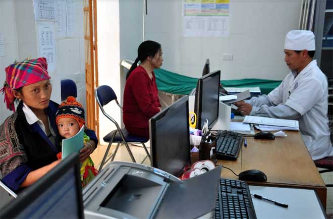 Cán bộ Trung tâm Y tế huyện Mù Cang Chải đón tiếp người dân đến khám bệnh.