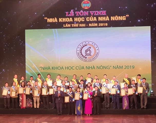 Phó Thủ tướng Vương Đình Huệ và Chủ tịch Hội Nông dân Việt Nam Thào Xuân Sùng trao chứng nhận và cúp danh dự cho các nhà khoa học