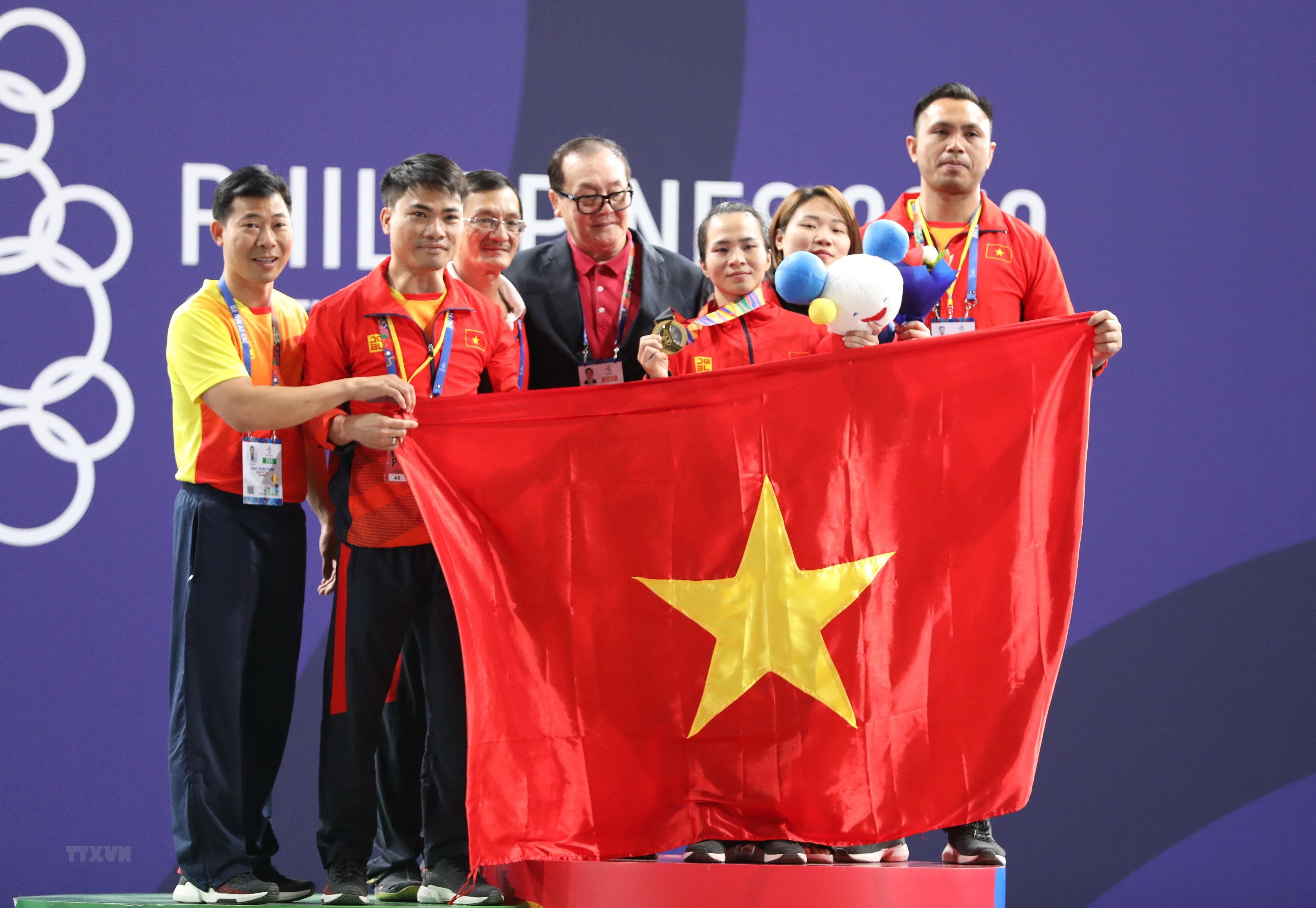 Vương Thị Huyền và đồng đội ăn mừng chiến thắng.