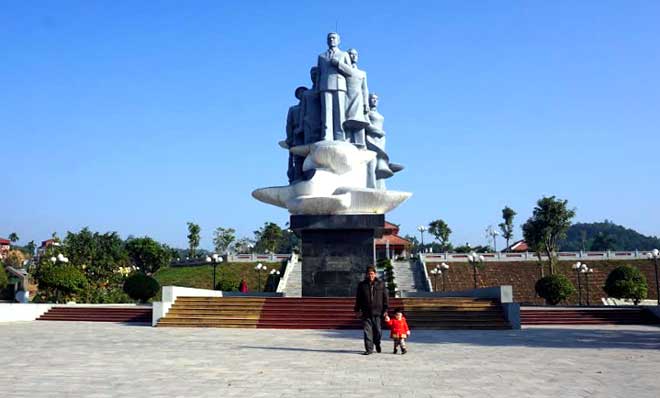 Tượng đài Nguyễn Thái Học. (Ảnh: Thanh Hương)