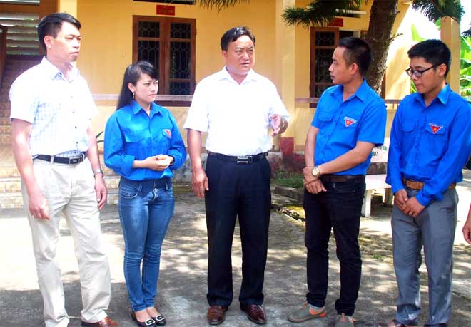 Lãnh đạo huyện Trạm Tấu trao đổi về công tác cán bộ với thế hệ trẻ của huyện.