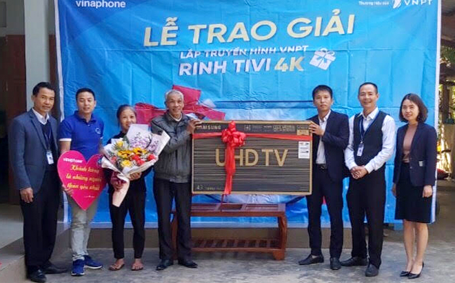 VNPT Yên Bái trao thưởng tivi Samsung Smart 43 inch chất lượng 4K UltraHD trị giá 13 triệu đồng cho ông Lê Kim Hải, xã An Thịnh, huyện Văn Yên.