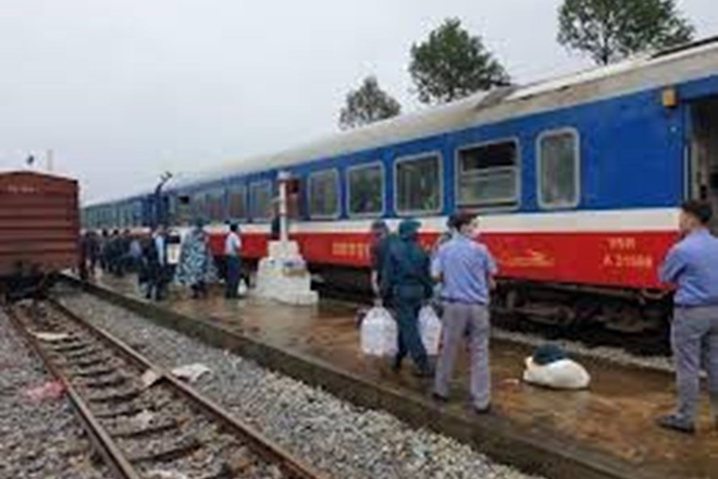 Mưa lũ tại khu vực Nam Trung Bộ khiến đường sắt Bắc - Nam bị tê liệt.