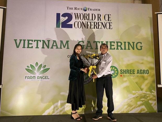 Anh hùng Lao động, kỹ sư Hồ Quang Cua, cha đẻ gạo ST25, nhận hoa chúc mừng từ Ban tổ chức.