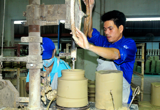 Công nhân Công ty cổ phần Sứ kỹ thuật Hoàng Liên Sơn thi đua sản xuất trong những tháng cuối năm.