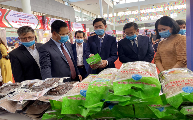 Các đại biểu tham quan sản phẩm của tỉnh Yên Bái trưng bày tại gian hàng hội chợ.