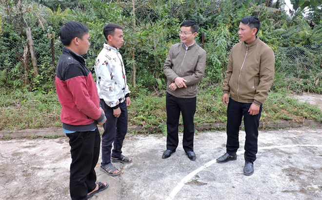 Lãnh đạo huyện Trạm Tấu chia sẻ, động viên những đảng viên thế hệ 9X ở Tà Chử.