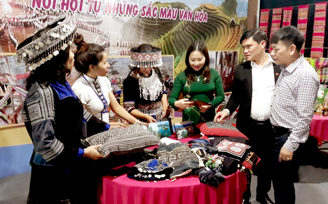 Vice Chairman of the Yen Bai People’s Committee Vu Thi Hien Hanh at the province’s booth at the second Brocade Culture Festival in Dak Nong.
