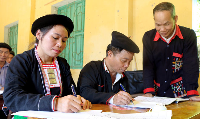 joining the Dao ethnic minority language class in Kien Thanh commune, the members have preserved traditional culture and learned household economic development methods.