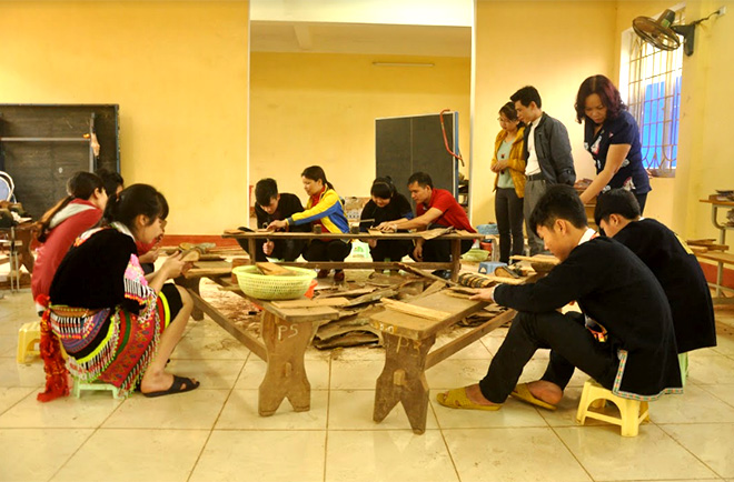 Học viên Trung tâm Giáo dục nghề nghiệp và Giáo dục thường xuyên huyện Văn Yên học nghề sản xuất đồ thủ công mỹ nghệ từ quế.