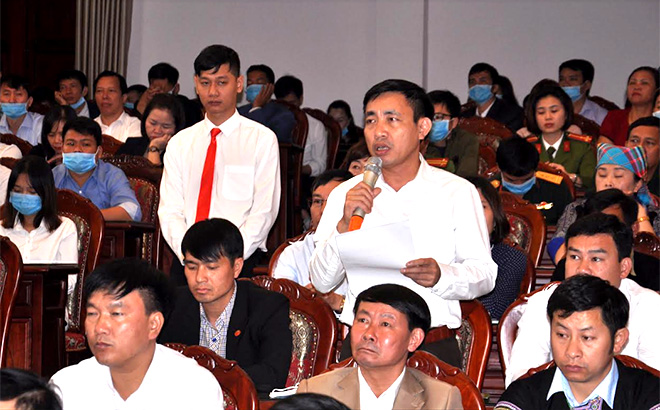 Cử tri huyện Mù Cang Chải nêu ý kiến, kiến nghị với Đoàn đại biểu Quốc hội tỉnh.