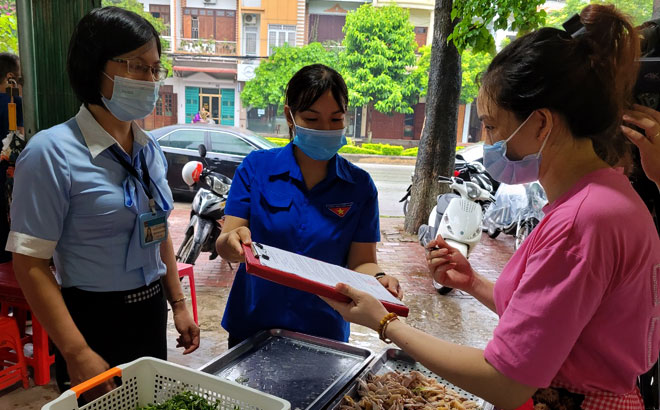 Chủ quán ăn tại phường Hồng Hà, thành phố Yên Bái kí cam kết thực hiện đảm bảo an toàn thực phẩm.