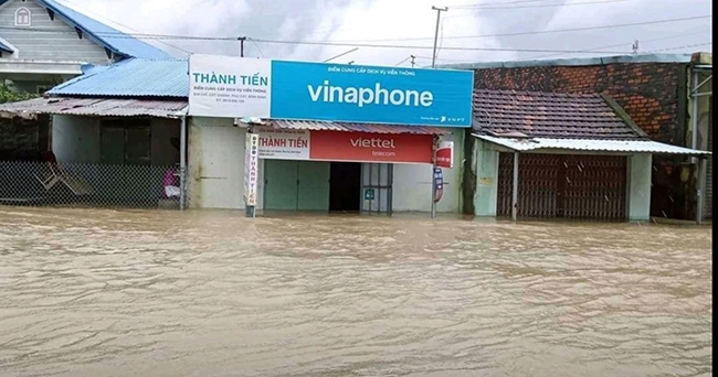 Tỉnh lộ 640 qua xã Cát Chánh, huyện Phù Cát, tỉnh Bình Định còn ngập sâu