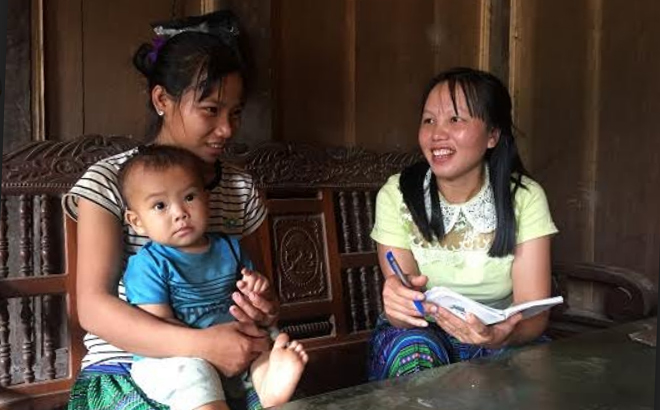 Cán bộ chuyên trách dân số xã Hồng Ca, huyện Trấn Yên tuyên truyền các biện pháp KHHGĐ cho phụ nữ trong độ tuổi sinh đẻ.
