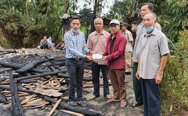Hội Cựu chiến binh xã Minh Quân hỗ trợ gia đình hội viên bị hỏa hoạn.