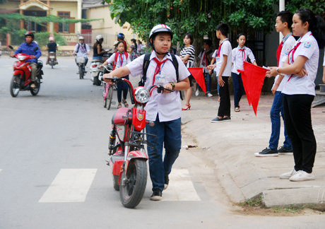 ọc sinh Trường THCS Quang Trung, thành phố Yên Bái thực hiện nghiêm Luật Giao thông đường bộ. (Ảnh Văn Tuấn)
