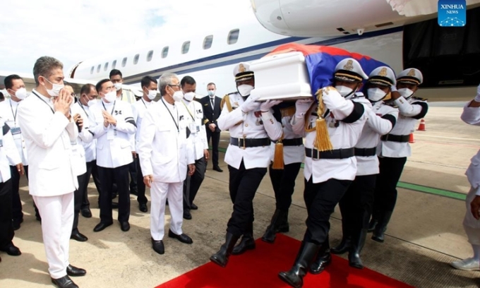 Thi hài Hoàng thân Norodom Ranariddh được đưa về sân bay quốc tế Phnom Penh, Campuchia, hôm 5/12.