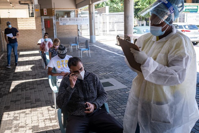 Nhân viên y tế chuẩn bị lấy mẫu xét nghiệm cho người dân tại thành phố Johannesburg, Nam Phi hôm 30/11.