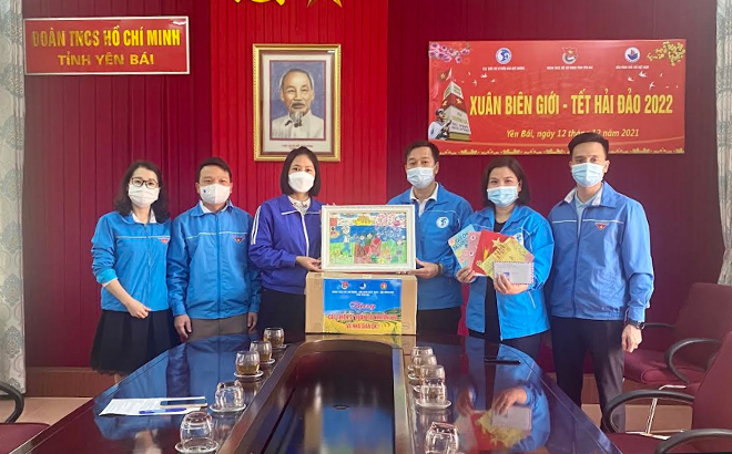 Lãnh đạo Tỉnh đoàn gửi quà của thanh, thiếu nhi Yên Bái đến các chiến sỹ ở hải đảo thông qua Câu lạc bộ 