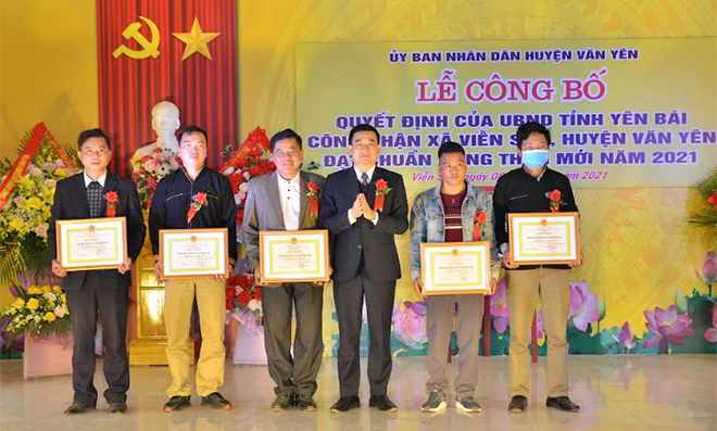 Lãnh đạo huyện Văn Yên tặng giấy khen cho các cá nhân, tập thể xã Viễn Sơn có thành tích xuất sắc trong phong trào xây dựng nông thôn mới.