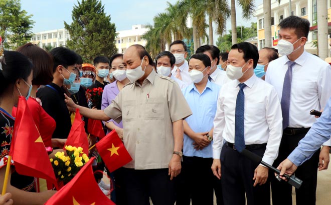 Chủ tịch nước Nguyễn Xuân Phúc chia sẻ niềm vui đón năm học mới với các em học sinh Trường Phổ thông Dân tộc nội trú THPT tỉnh Yên Bái.