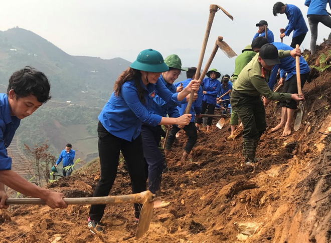 Đoàn viên thanh niên Yên Bái khai hoang ruộng bậc thang.