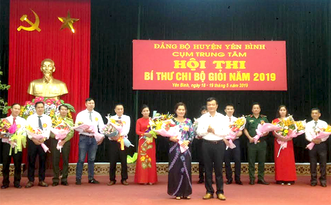 Chị Nguyễn Thị Thu Thủy đoạt giải Nhất tại Hội thi Bí thư chi bộ giỏi cụm trung tâm huyện Yên Bình năm 2019.