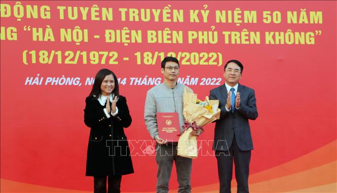 Lãnh đạo Ủy ban nhân dân thành phố Hải Phòng và Cục Văn hóa cơ sở trao giải Nhất cuộc thi sáng tác tranh cổ động cho tác giả Phạm Ngọc Mạnh, Báo Phụ nữ Việt Nam.