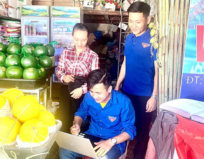 Đoàn viên thanh niên phường Đồng Tâm, thành phố Yên Bái hướng dẫn các hộ kinh doanh cài đặt tài khoản Dịch vụ công Quốc gia, sử dụng hình thức thanh toán không dùng tiền mặt.