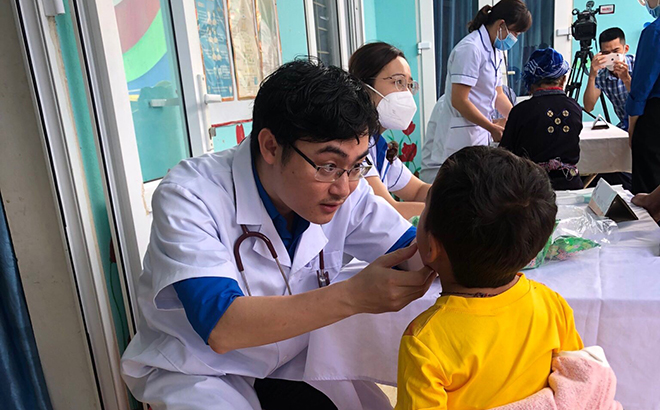 Bí thư Đoàn Thanh niên Sở Y tế - Hoàng Tuấn Linh tại một chương trình khám chữa bệnh tình nguyện, cấp phát thuốc miễn phí tại huyện vùng cao Mù Cang Chải.