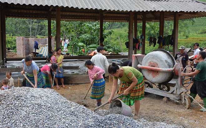 Đồng bào H’Mông thôn Khe Ron, xã Hồng Ca giúp nhau làm nhà ở mới.