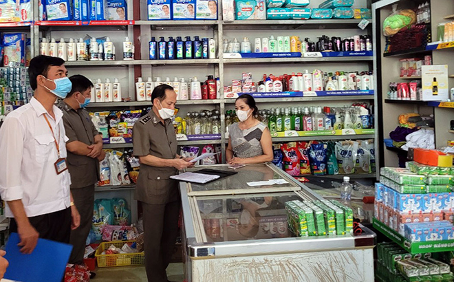 Đoàn kiểm tra liên ngành về vệ sinh an toàn thực phẩm tỉnh kiểm tra tại các cơ sở kinh doanh thực phẩm trên địa bàn thành phố Yên Bái.