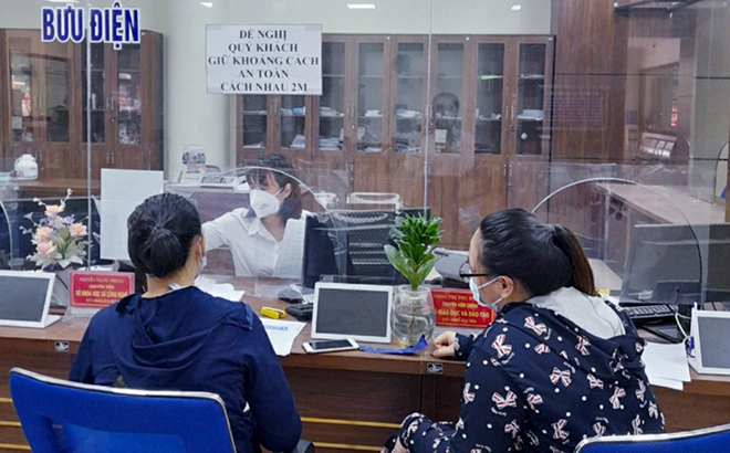 Chuyên viên Sở KH&CN tiếp nhận hồ sơ của công dân tại bộ phận một cửa của Trung tâm Phục vụ hành chính công tỉnh.