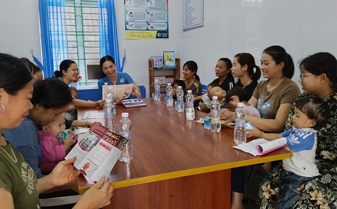 Cán bộ y tế xã Bảo Ái, huyện Yên Bình tư vấn, truyền thông cho các bà mẹ đang mang thai và các bà mẹ đang nuôi con nhỏ về chăm sóc phụ nữ mang thai và trẻ ăn bổ sung hợp lý.