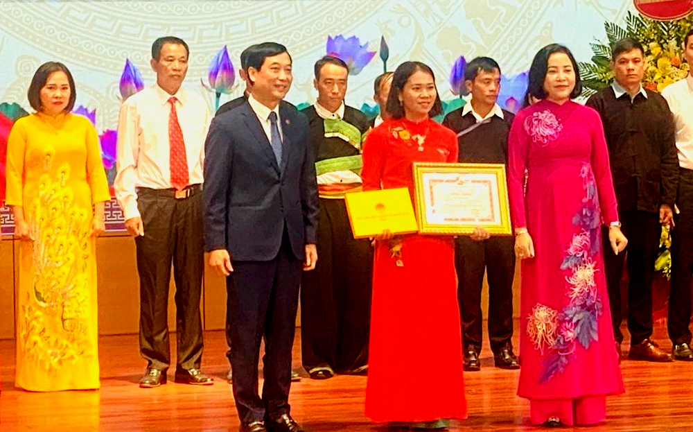 Chị Ngô Thị Thúy Vân (đứng giữa) được UBND tỉnh tặng Bằng khen trong dịp kỷ niệm 65 năm Ngày Bác Hồ thăm Yên Bái (25/9/1958 - 25/9/2023).