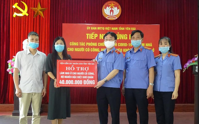 Đồng chí Nguyễn Hoài Nam - Viện trưởng VKSND tỉnh trao tiền ủng hộ hỗ trợ xây dựng nhà ở cho người có công, hộ nghèo đặc biệt khó khăn trên địa bàn tỉnh cho Ủy ban Mặt trận Tổ quốc tỉnh (Ảnh tư liệu).