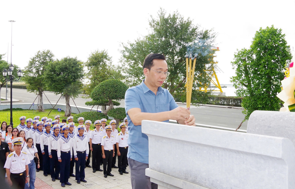 Đoàn công tác dâng hương tại khuôn viên văn hóa Vùng.