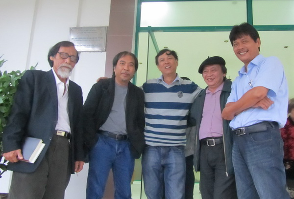 Nhà thơ Phạm Đương (ngoài cùng, bên phải) cùng các nhà văn tại Hội thảo thơ Việt Nam hiện đại, nhìn từ miền Trung.